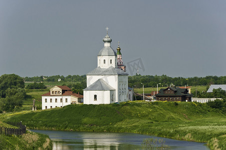河边的白俄罗斯教堂
