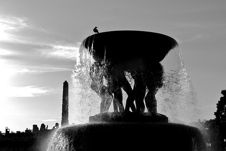 Frognerparken 的剪影喷泉