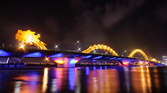 岘港市龙桥夜景