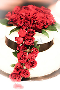 精美玫瑰花束摄影照片_装饰精美的蛋糕