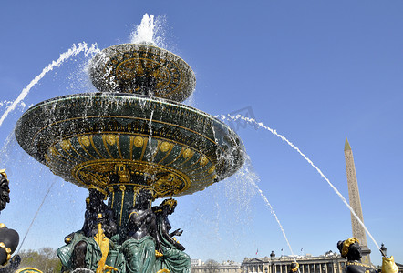 在协和广场，巴黎的喷泉