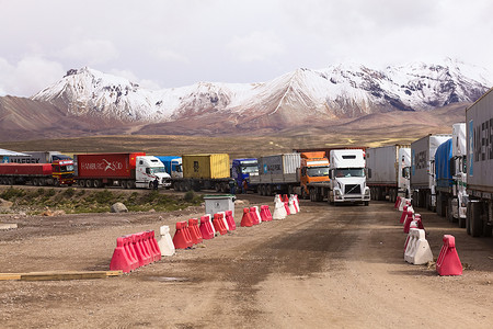 智利和玻利维亚边境上的卡车
