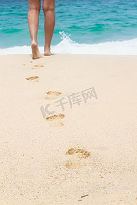 人类和平摄影照片_白色沙滩上的人类脚印