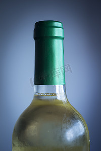 白葡萄酒瓶工作室隔离特写纯蓝色背景