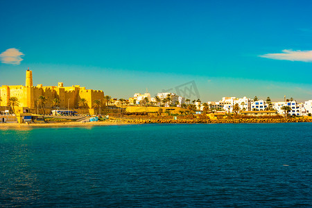 突尼斯的莫纳斯提尔是地中海沿岸的一座古城和热门旅游胜地。