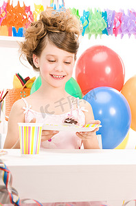 女孩子派对摄影照片_派对女孩与蛋糕