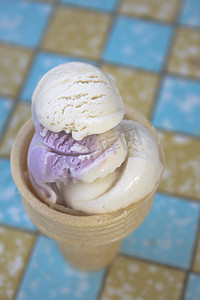 球冰淇淋摄影照片_勺冰淇淋甜筒
