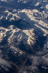 山顶云摄影照片_有多雪的山顶空中的瑞士阿尔卑斯山
