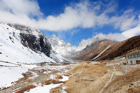 云在卓奥友峰、喜马拉雅山、尼帕山上的运动