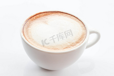 白色背景上孤立的白色一杯热咖啡拿铁