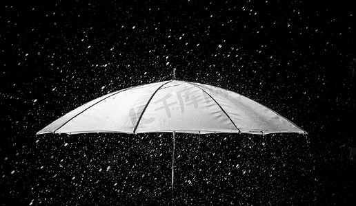 雨滴下的雨伞黑白相间
