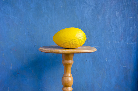 水瓜摄影照片_在木桌上的黄色瓜