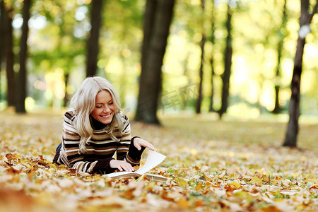 女人在公园读书