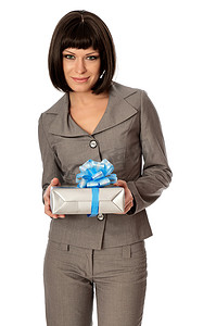 带蓝色蝴蝶结的灰色盒子作为礼物