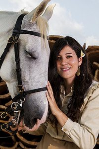 女骑手摄影照片_一匹白马的古典女孩