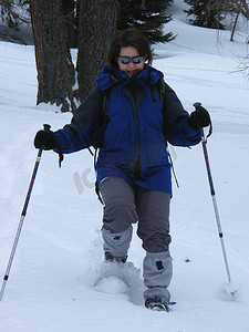一个在雪地里奔跑的年轻女子