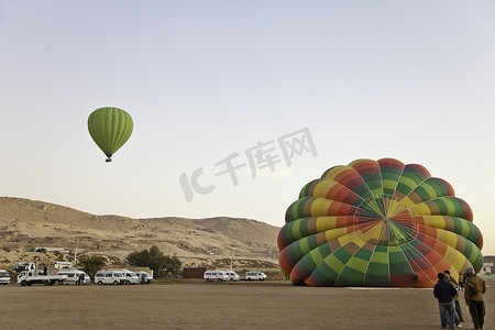 埃及卢克索国王谷前的热气球