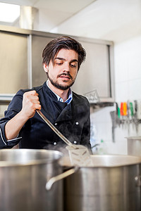 厨师在滚刀上烹制蔬菜翻炒