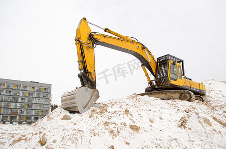 挖掘机沙坑雪冬季公寓
