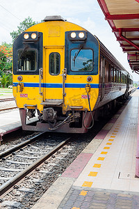 在驻地的泰国黄色火车