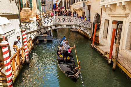 2012 年 7 月 16 日-意大利威尼斯运河上的船夫与游客