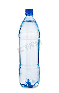蓝色塑料瓶子摄影照片_白色背景中带水的蓝色瓶子