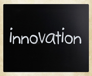 “创新”用白色粉笔在黑板上手写