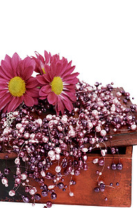 粉色花朵装饰摄影照片_假粉色珍珠配粉色花朵