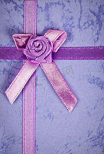 紫色礼品盒子摄影照片_盒子上的礼品丝带