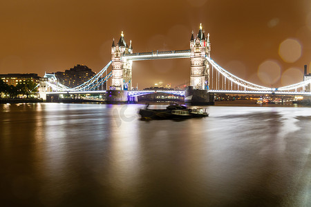 英国雨夜伦敦塔桥