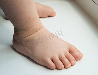 小宝宝的脚摄影照片_可爱的小宝宝小脚站立，第一步，特写