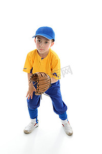 蹲着手套的儿童棒球垒球运动员