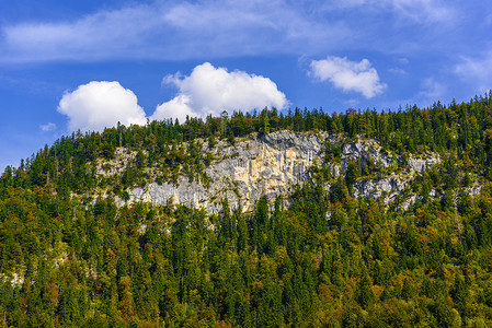 覆盖着森林的阿尔卑斯山脉，Koenigssee，Konigsee，贝希特斯加登国家公园，巴伐利亚，德国