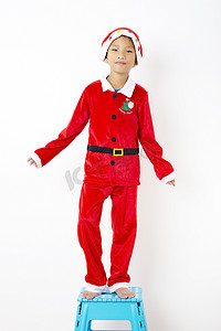 白色背景中戴着红色圣诞帽的亚洲小男孩