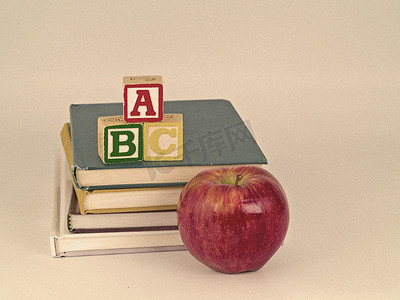 棕褐色风格儿童读物上的 ABC 积木和苹果