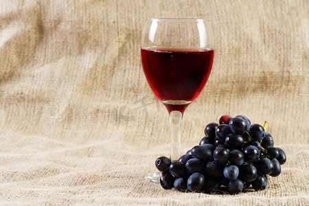 复古背景下的红酒和葡萄