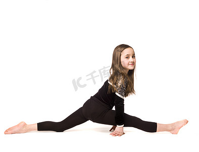 做体操的年轻女孩