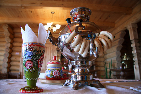 俄罗斯茶饮茶炊和面包卷
