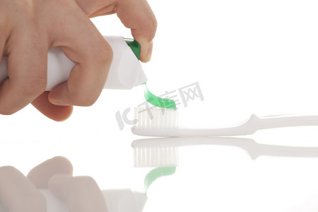 口腔抗菌摄影照片_把牙膏挤到牙刷上