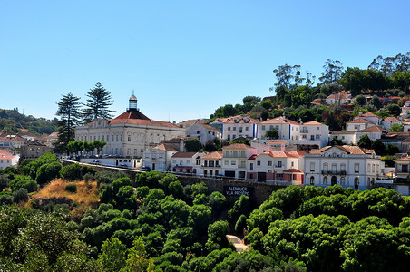 拖拉机路摄影照片_老城区，葡萄牙山坡上的村庄
