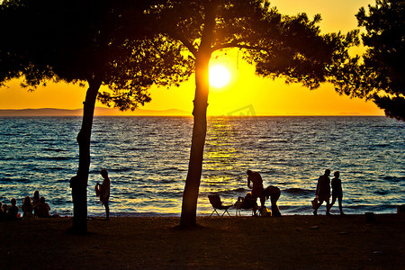 夕阳下海滩上的人物剪影
