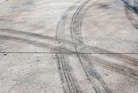 混凝土地面上的卡车轮胎痕迹