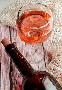 有色效果的垂直镜头 — 木桌上的一杯酒和一瓶酒
