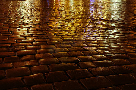 雨后城市摄影照片_雨后在旧市场铺路，晚上