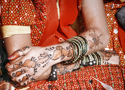 一个年轻的印度女人的手。