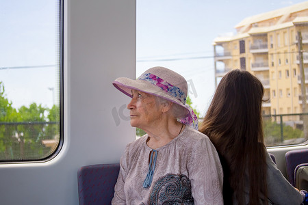 火车旅行的资深妇女