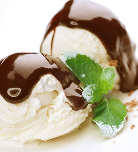冰淇淋配巧克力浇头。