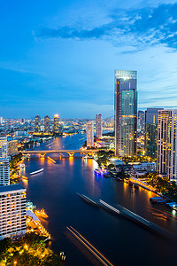 桥中摄影照片_曼谷天际线市中心河