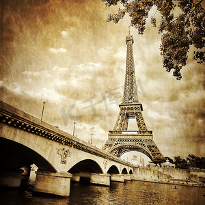 城市摄影照片_带桥的埃菲尔铁塔单色复古景观