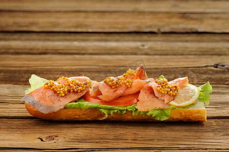 蕃茄摄影照片_三明治用红色鱼、蕃茄和芥末